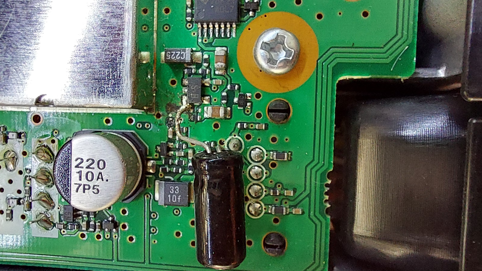 El condensador de la Icom IC-E2820